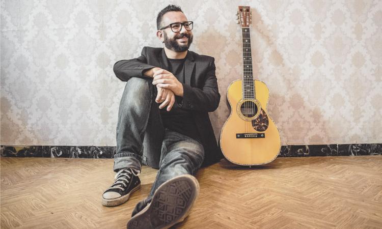 Francesco Pìu colora di soul blues e funk la piazza della Disfida del Bracciale di Treia