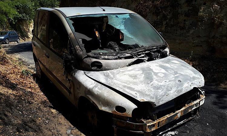 L'auto prende fuoco mentre tornano dal mare: miracolosamente in salvo una giovane mamma e i suoi due bambini