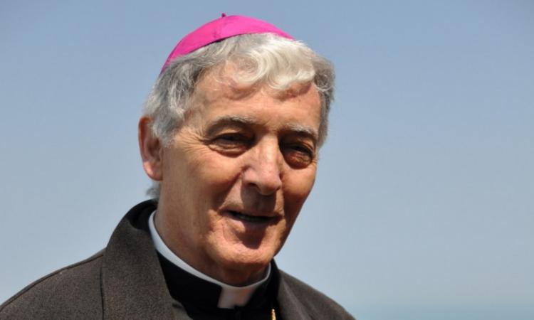 Treia, incidente stradale per il cardinale Menichelli: illesi sia il prelato che il suo autista