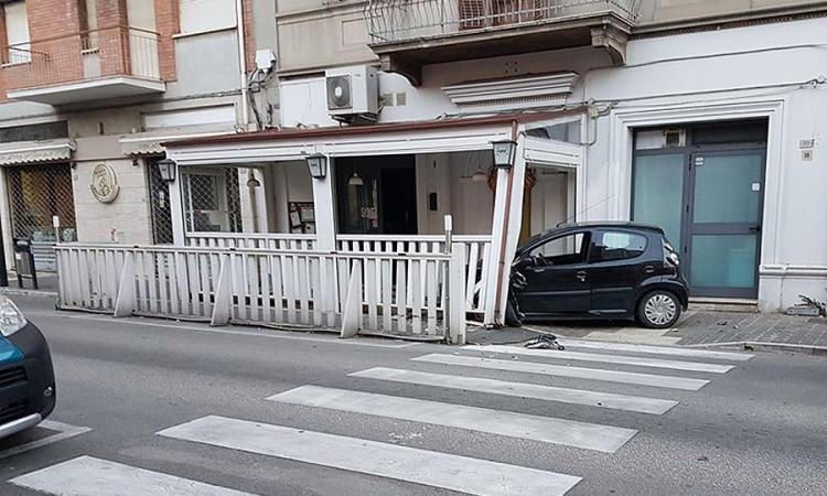 Civitanova, sul corso contromano: sbanda ed entra in un pub