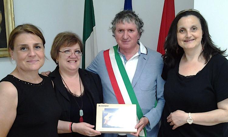 Donazioni per la comunità tolentinate: materiale didattico e di cancelleria per gli uffici comunali dalla Prefettura