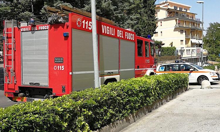 Si butta dal quarto piano ma rimane infilzata sul balcone del terzo: donna portata in elicottero a Torrette