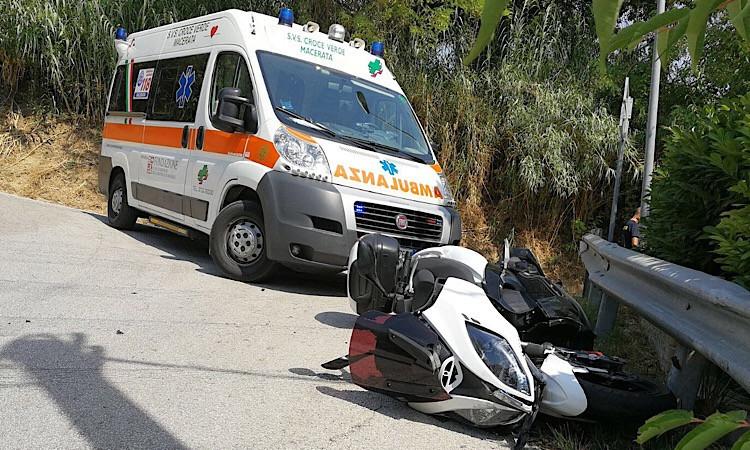Padre e figlio in moto, scontro con un'auto a Macerata