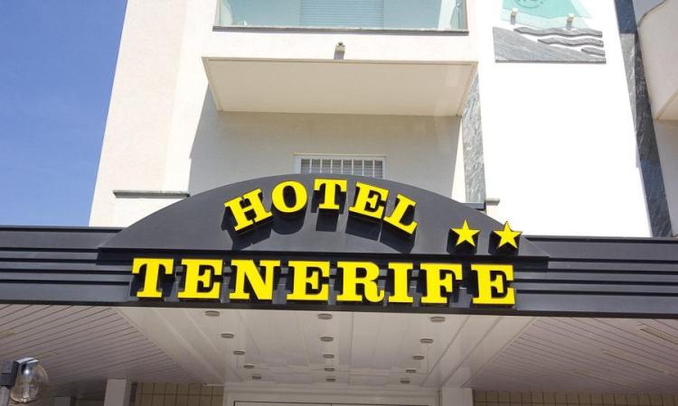 Riccione, lotta tra la vita e la morte il 17enne maceratese precipitato da un albergo
