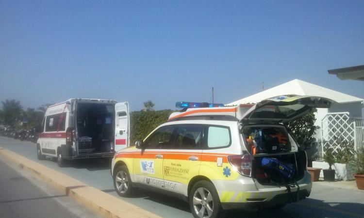 Civitanova, batte la testa mentre gioca in acqua: paura per un 18enne
