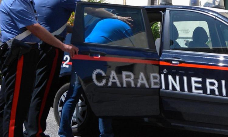 Macerata, alza le mani sulla convivente: in manette giovane romeno
