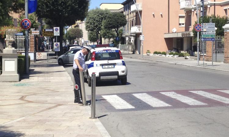 Far west a Civitanova per una mancata precedenza: automobilista preso a colpi di mazza da baseball