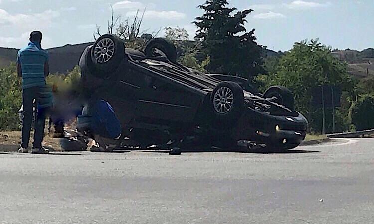 Scontro fra due auto, una si ribalta: ragazza 29enne finisce in ospedale