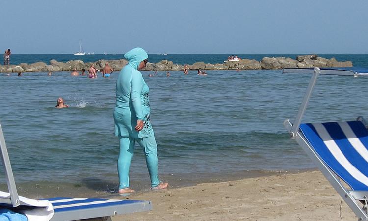 Civitanova, al mare col burqini: curiosità tra i bagnanti