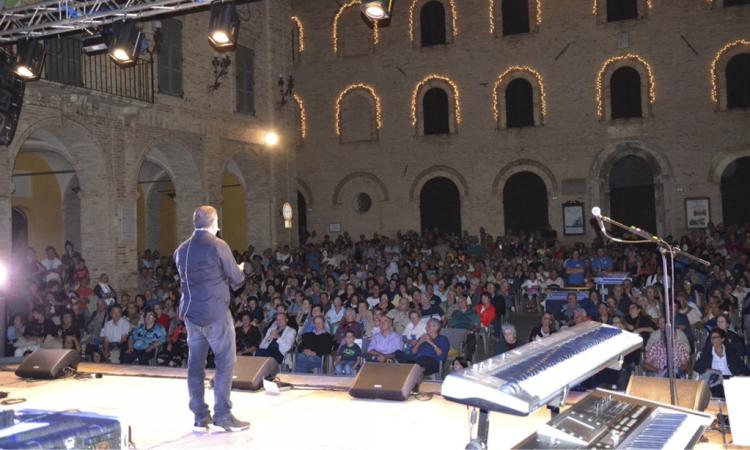 Morrovalle fa il pieno con Gabriele Cirilli live
