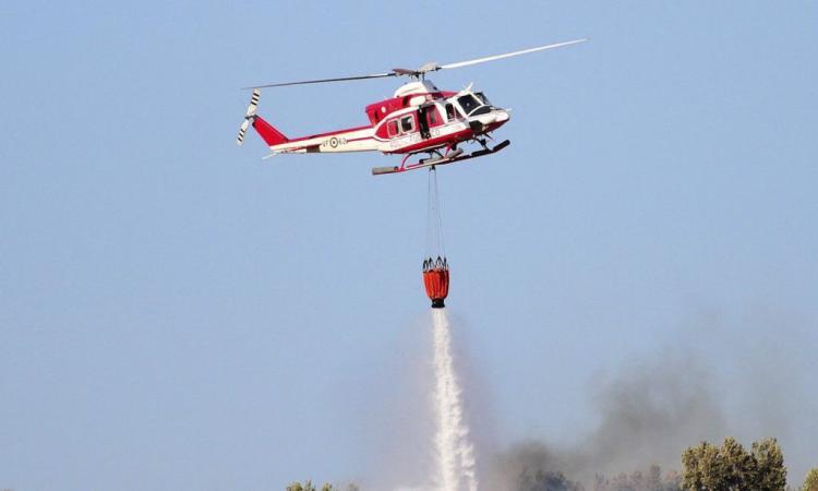 Vasto incendio fra Taverne e Colfiorito: interviene l'elicottero dei vigili del fuoco