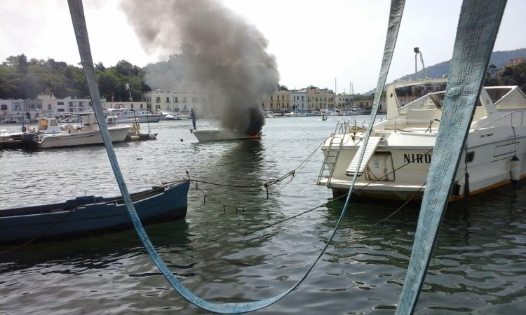 Porto Recanati, principio di incendio su una barca con una famiglia a bordo: intervengono i mezzi del Circolo della Vela