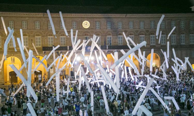 Civitanova. centinaia di palloni in aria per il finale di Vita Vita