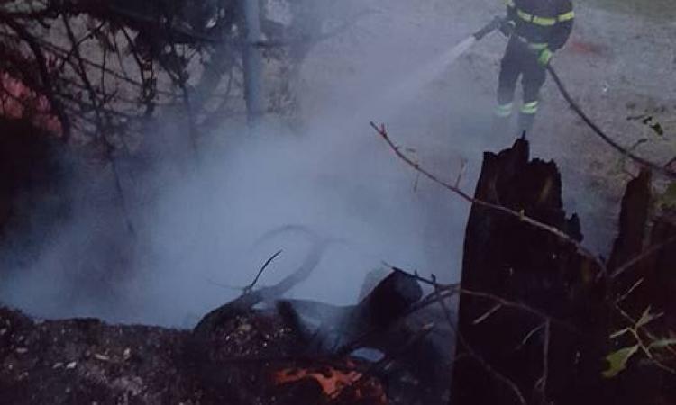 Spento dopo due giorni l'incendio a Serravalle. Distrutti otto ettari di bosco - VIDEO