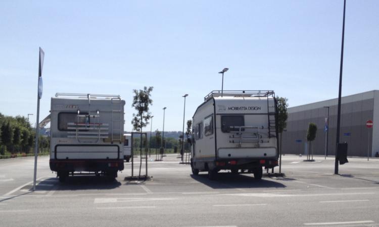 Civitanova, controlli della polizia locale in piazza Nassirya e sul lungomare sud