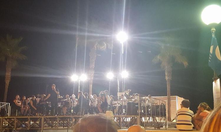 Applausi a Lido di Fermo per la banda/orchestra Città di Camerino