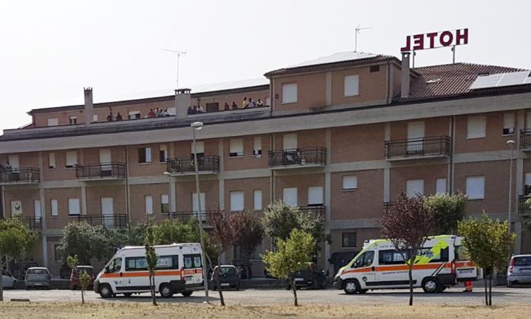 Dramma della disperazione a Loro Piceno: migrante si getta dal tetto dell'albergo