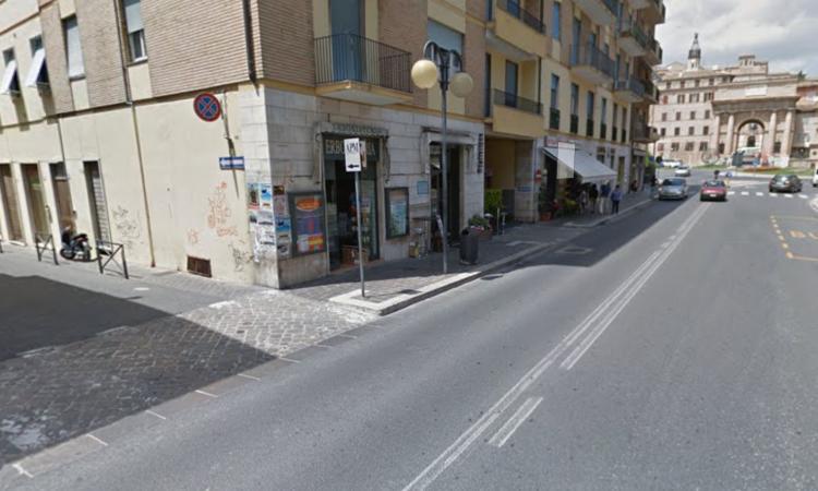 Bancarelle anche in corso Cairoli per la fiera di San Giuliano