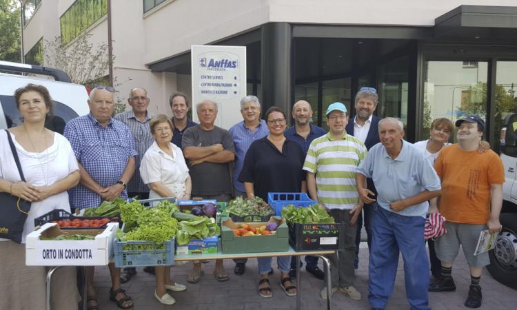 Macerata, dono di ortaggi coltivati negli Orti per anziani e delle scuole elementari e materne all’Anffas