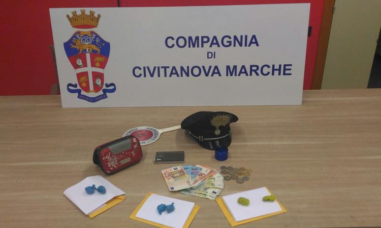 Spaccia marijuana a un minorenne: arrestato 18enne di Civitanova