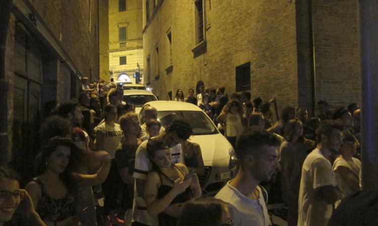 Macerata, i fuochi di San Giuliano fanno innervosire un automobilista