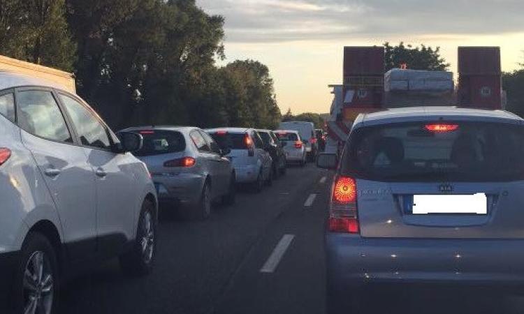 Tre auto si toccano, caos in superstrada: traffico in tilt tra Civitanova e Montecosaro