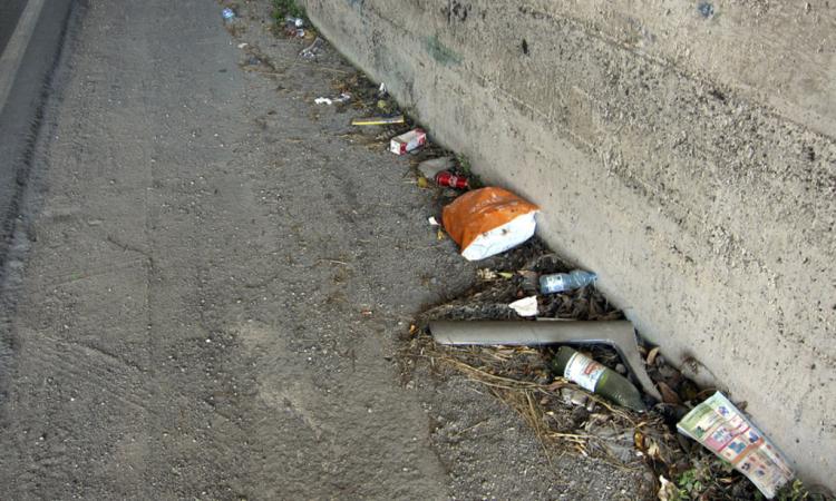 Il malcostume di abbandonare i rifiuti sulle strade di Civitanova