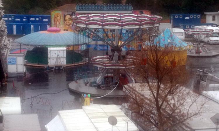 Tolentino, tragedia sfiorata al luna park: palo crolla e colpisce quattro ragazzi
