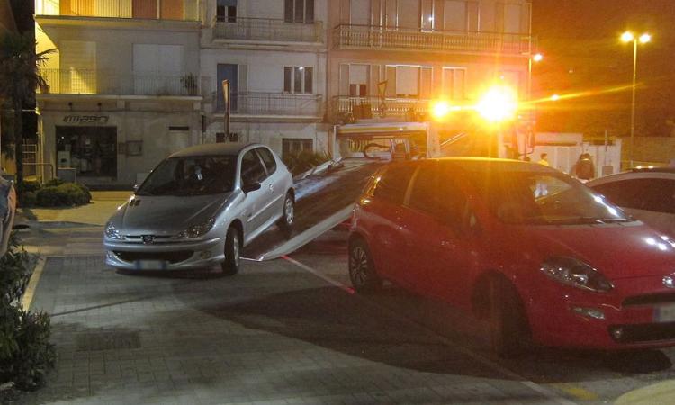Civitanova, parcheggi selvaggi sul lungomare: interviene il carro attrezzi