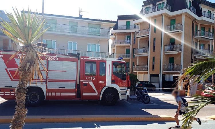 "La zia non risponde e mia sorella sta piangendo": i pompieri sfondano la porta ma la donna stava dormendo