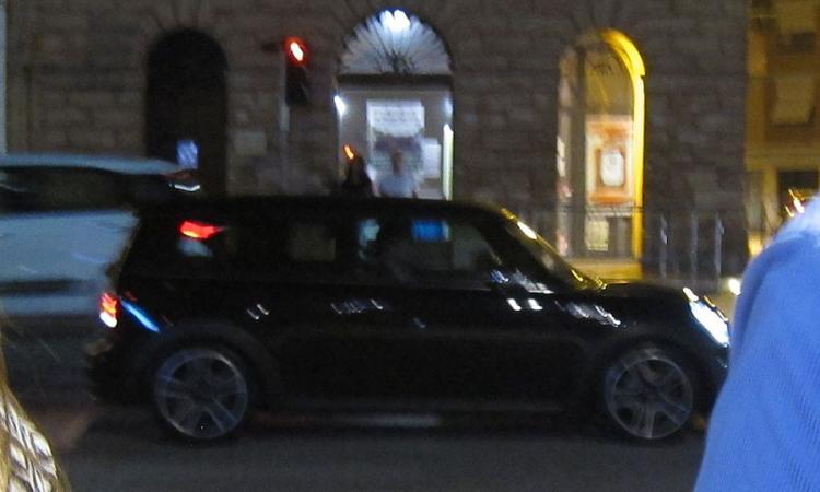 Civitanova, ancora auto controsenso davanti al municipio