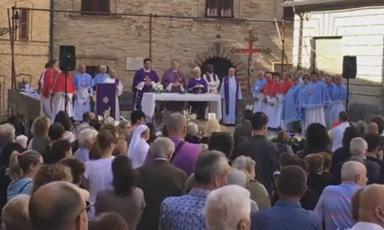 Commozione ai funerali di Andrea Capozucca: "Mi vuoi bene Don Giordano? Si Andrea, ti voglio bene" - VIDEO -