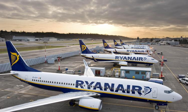 Ryanair, solo domenica cancellati 82 voli. Caos negli aeroporti per ferie in calendario piloti