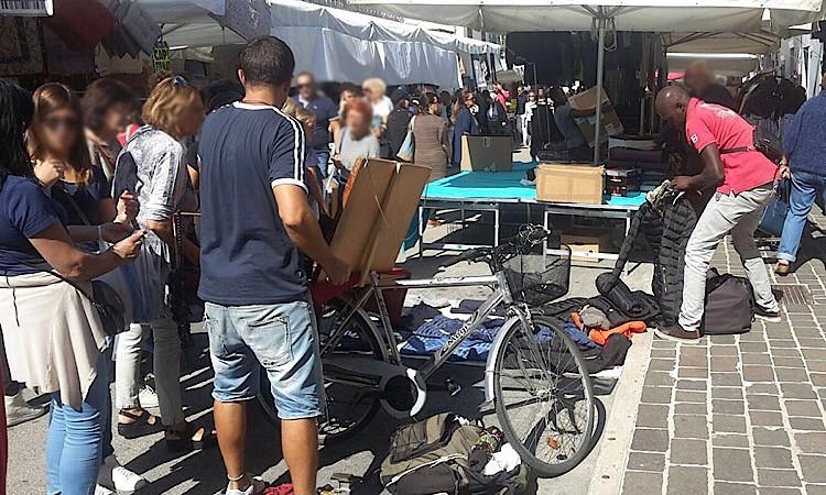 Civitanova, torna l'abusivo "a pedali", questa volta al mercato