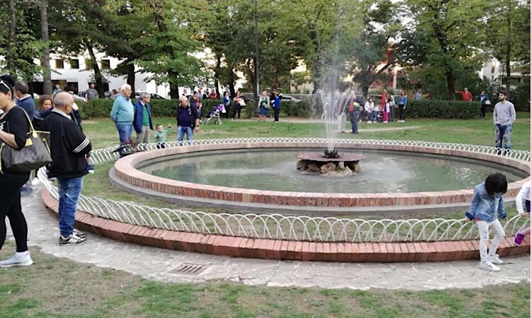 Matelica, inaugurata la rinnovata fontana grazie al contributo di una cittadina