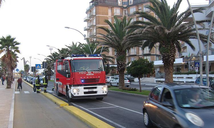 Civitanova, pompieri allertati per fumo da un appartamento: era un fumogeno in strada