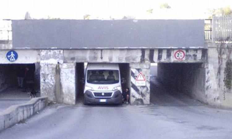 Civitanova, ancora un furgone incastrato nel sottopasso della Castellara