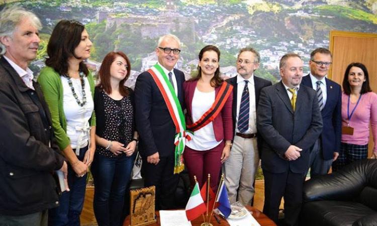 Un “ponte” tra Macerata e Argirocastro, firmato nella città albanese un patto di amicizia tra le due città