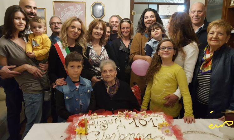Civitanova, nonna Giovanna compie 101 anni: gli auguri dell'assessore Gabellieri