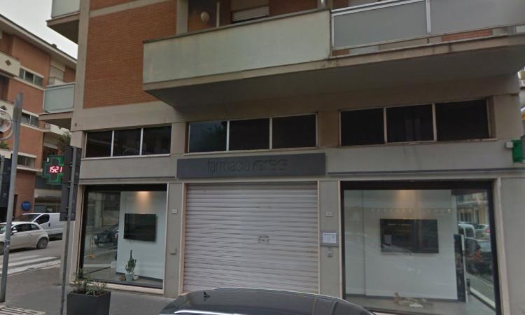Civitanova, rapina in farmacia: il ladro scappa e spintona il farmacista. Arrestato 41enne