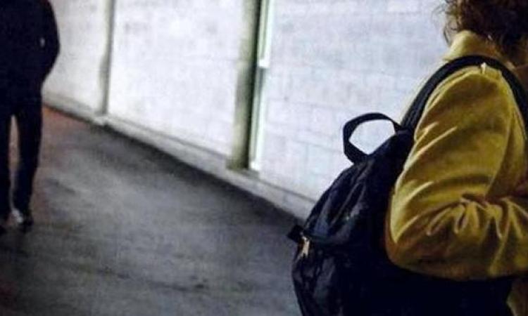 Macerata, quattordicenne seguita e molestata: denunciato un pakistano richiedente asilo