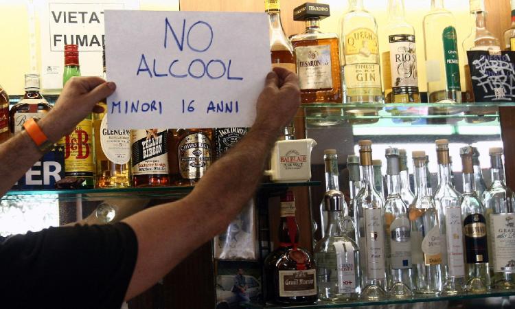 San Severino Marche, vende alcolici a un minorenne: multato