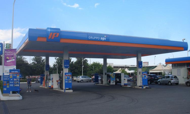 Civitanova, tenta di rapinare un distributore armato di coltello: messo in fuga dal gestore
