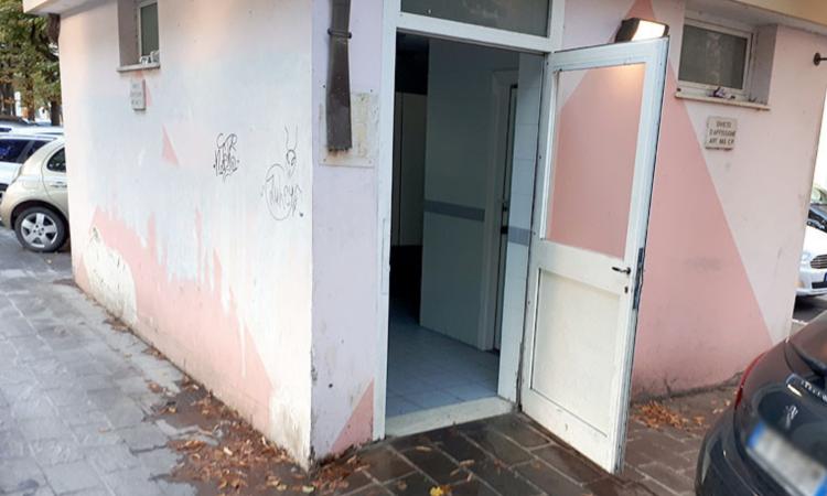 Civitanova, si droga nei bagni di corso Garibaldi e va in overdose: salvato un 48enne