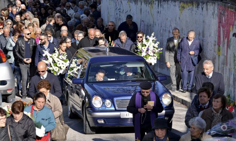 Colmurano, commozione ai funerali del pensionato morto suicida. Il sindaco: "Il suo silenzio era più forte di un urlo"