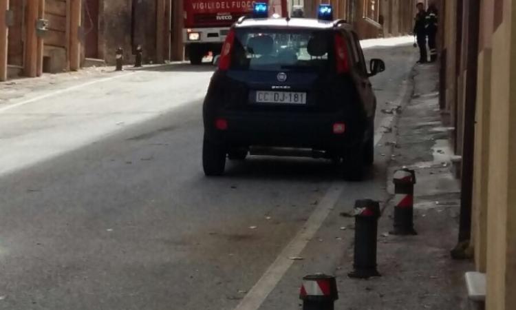 Caldarola, zona rossa: un cavo della corrente si spezza e finisce in mezzo alla strada