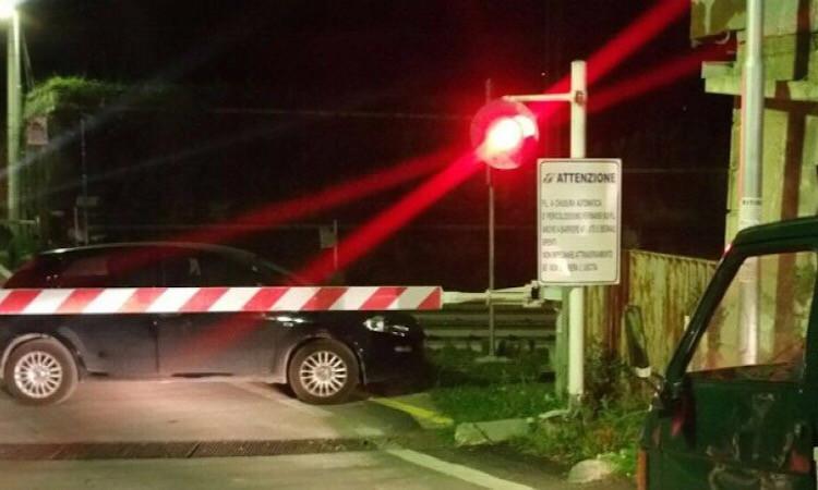Auto sfonda sbarra del passaggio al livello e resta incastrata mentre arriva il treno: tragedia sfiorata