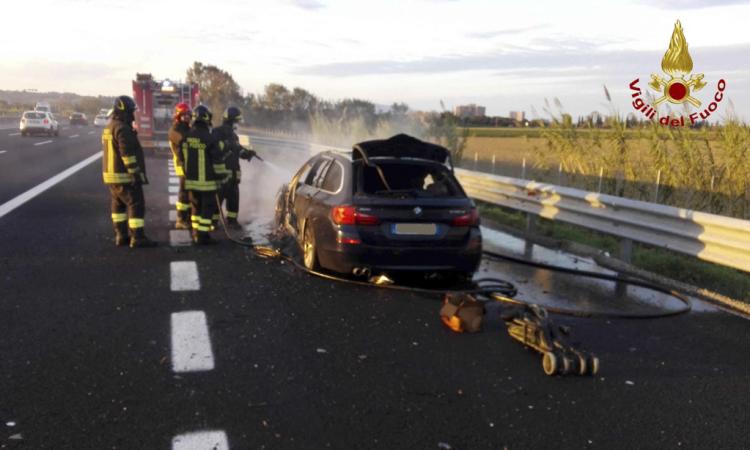 Auto a fuoco in autostrada, illesi i conducenti