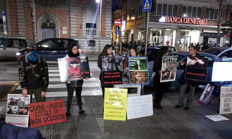 Civitanova, "mangiacadaveri" contro "torturatori di zucchine": è battaglia social tra vegani e onnivori