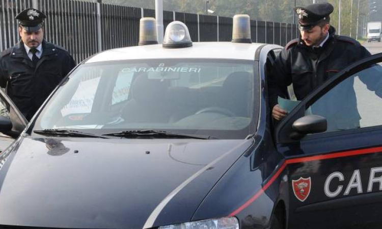 Camerino, sciacalli in azione: anziani derubati dei risparmi nel container dove vivono